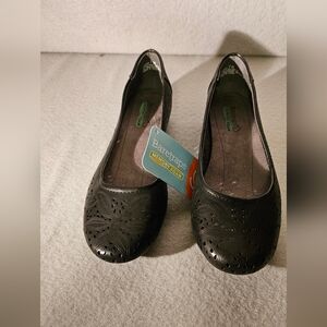 Baretraps Memory Foam Mariah Black Perforated Floral Flats Women’s Size 7 NWT